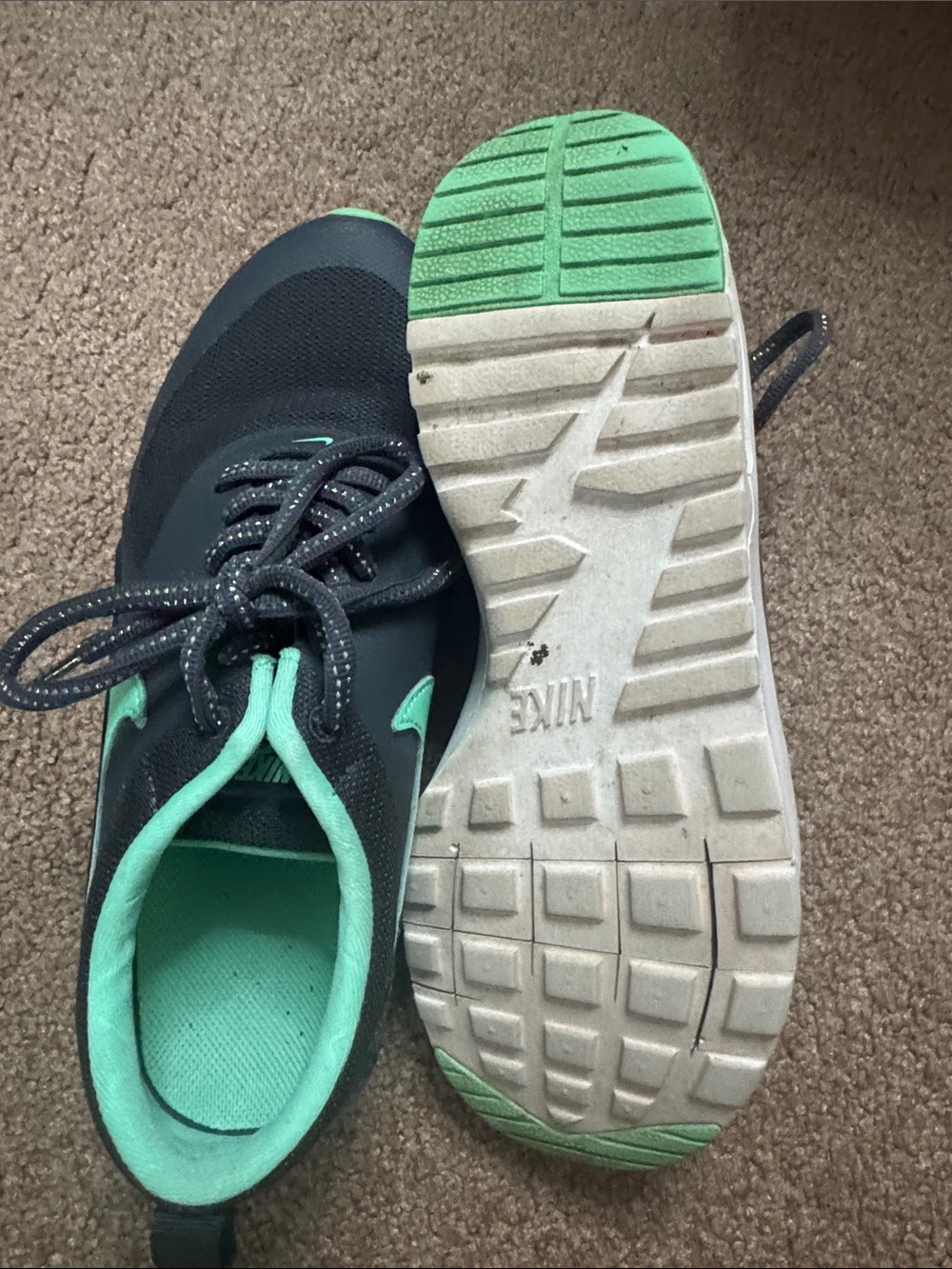 Nike Black and Mint Green Casual Trainers